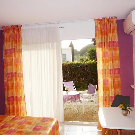 Les Eucalyptus キャバレール・シュル・メール